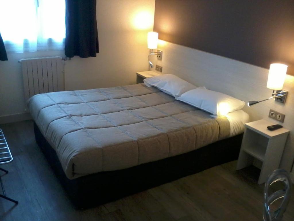 Contact Hotel Du Cerf Шато-Гонтье Номер фото