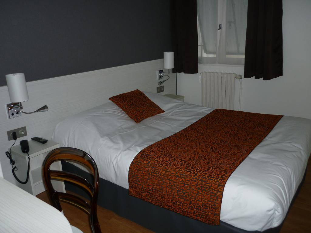 Contact Hotel Du Cerf Шато-Гонтье Номер фото