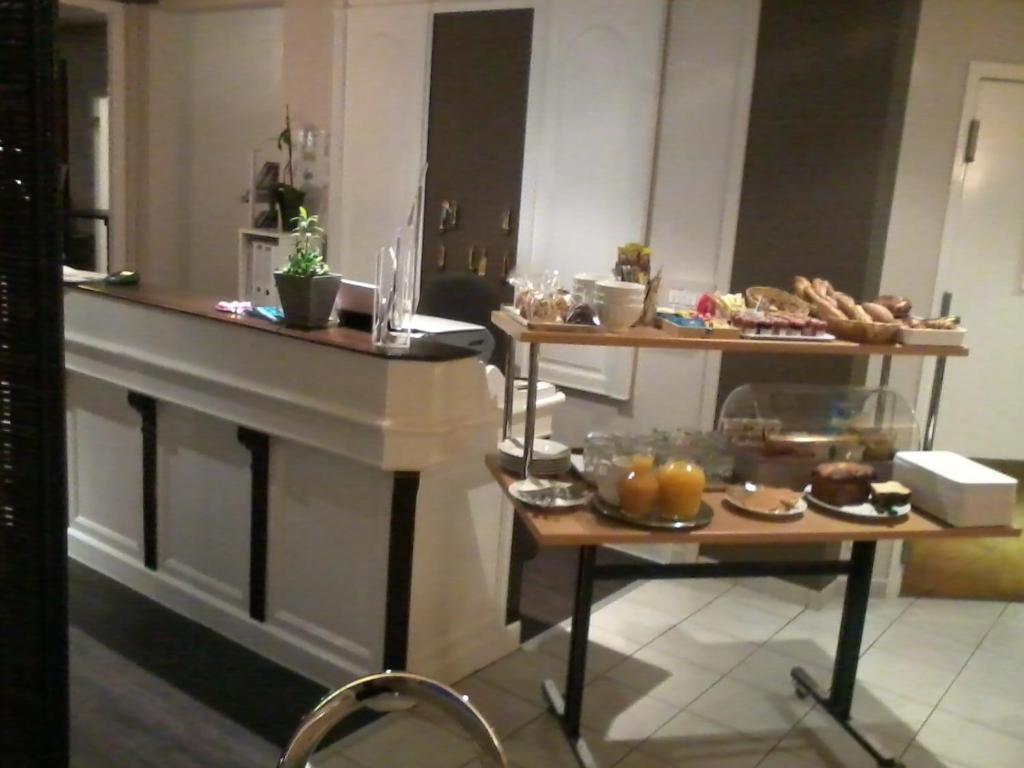 Contact Hotel Du Cerf Шато-Гонтье Экстерьер фото