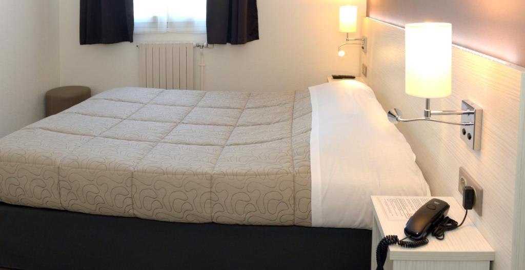 Contact Hotel Du Cerf Шато-Гонтье Номер фото